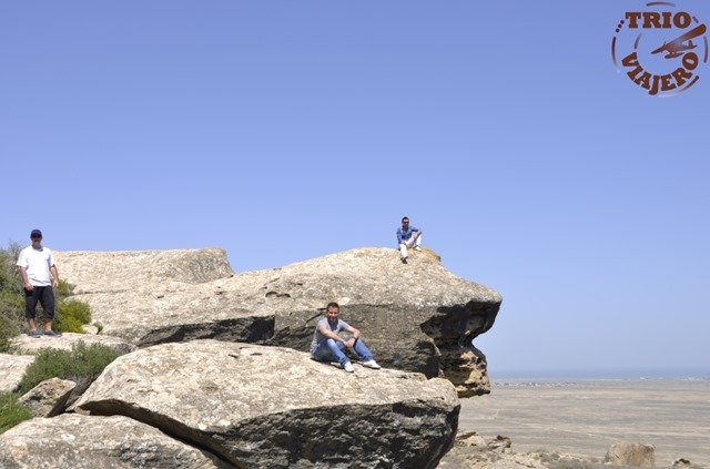 Trío Viajero en el Parque nacional de Gobustán, Azerbaiyán