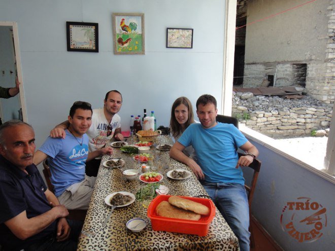 azerbaiyan trio viajero comida local 1 El Trío Viajero disfrutando de platos locales de Azerbaiyán