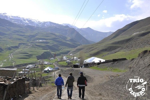 Azerbaiyan_Xinaliq_trio_viajero